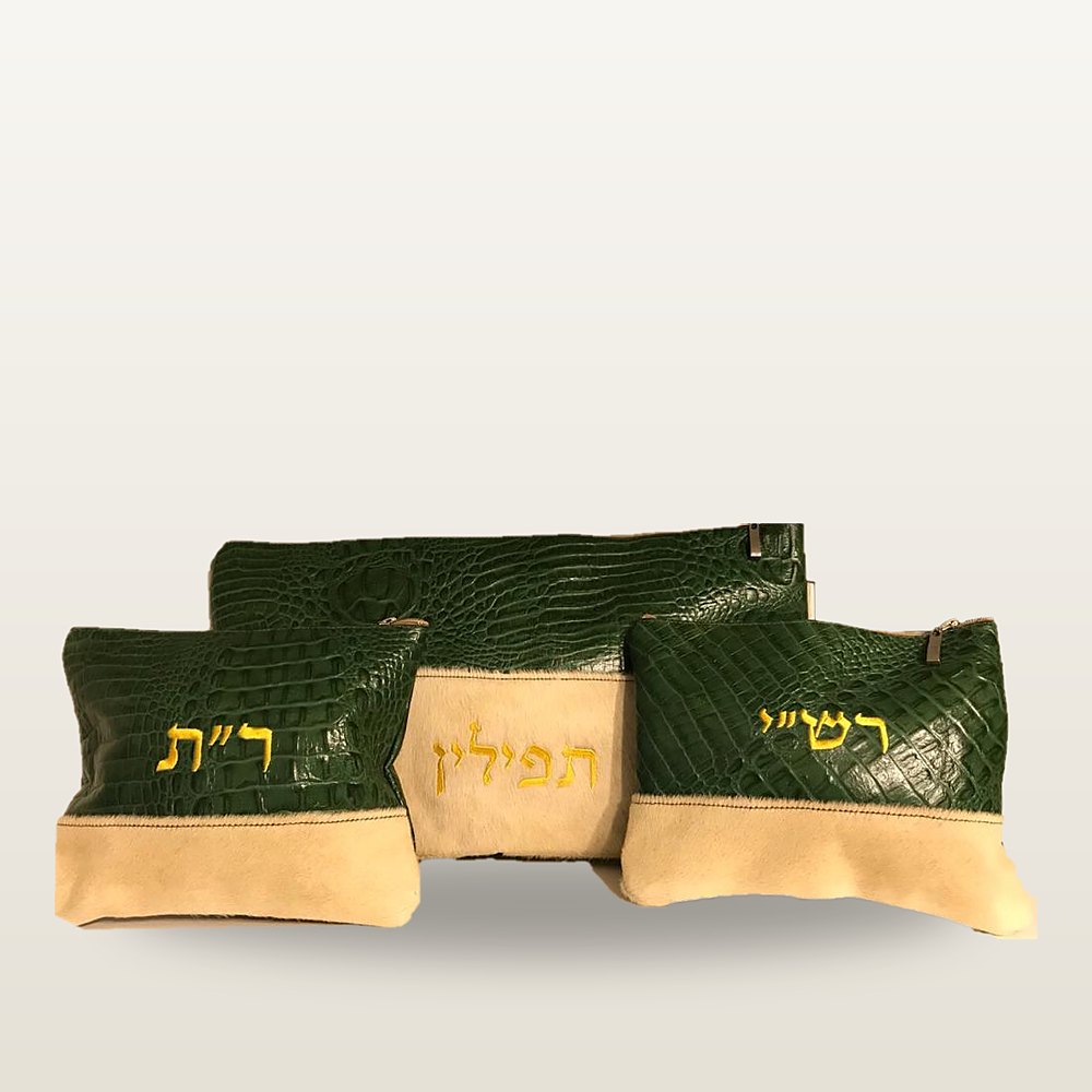 שלושה נרתיקי תפילין בעור ירוק בטקסטורת תנין על בסיס קרם, עם רקמה צהובה לרש"י ולרבנו תם