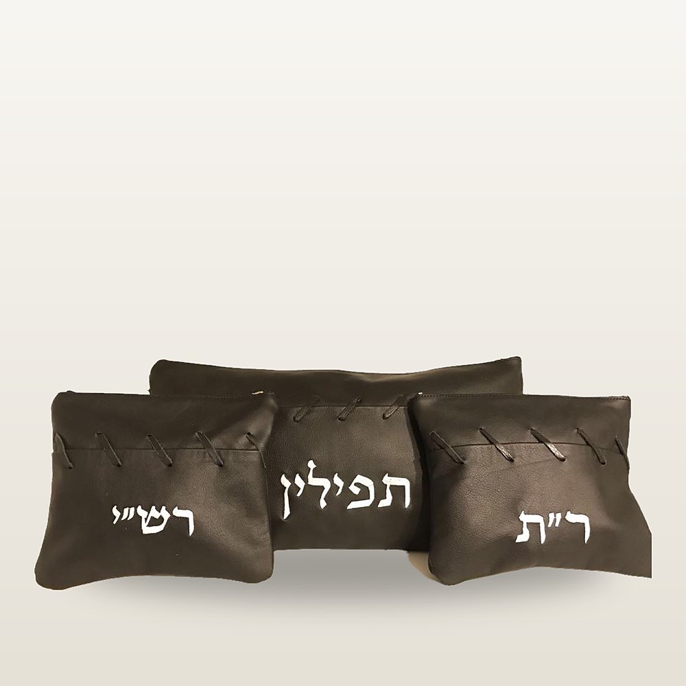שלושה נרתיקי בר מצווה מעור ארגנטינאי משובח בשחור, רקמה לבנה בעברית ושרוך עור אלכסוני לאורך השפה