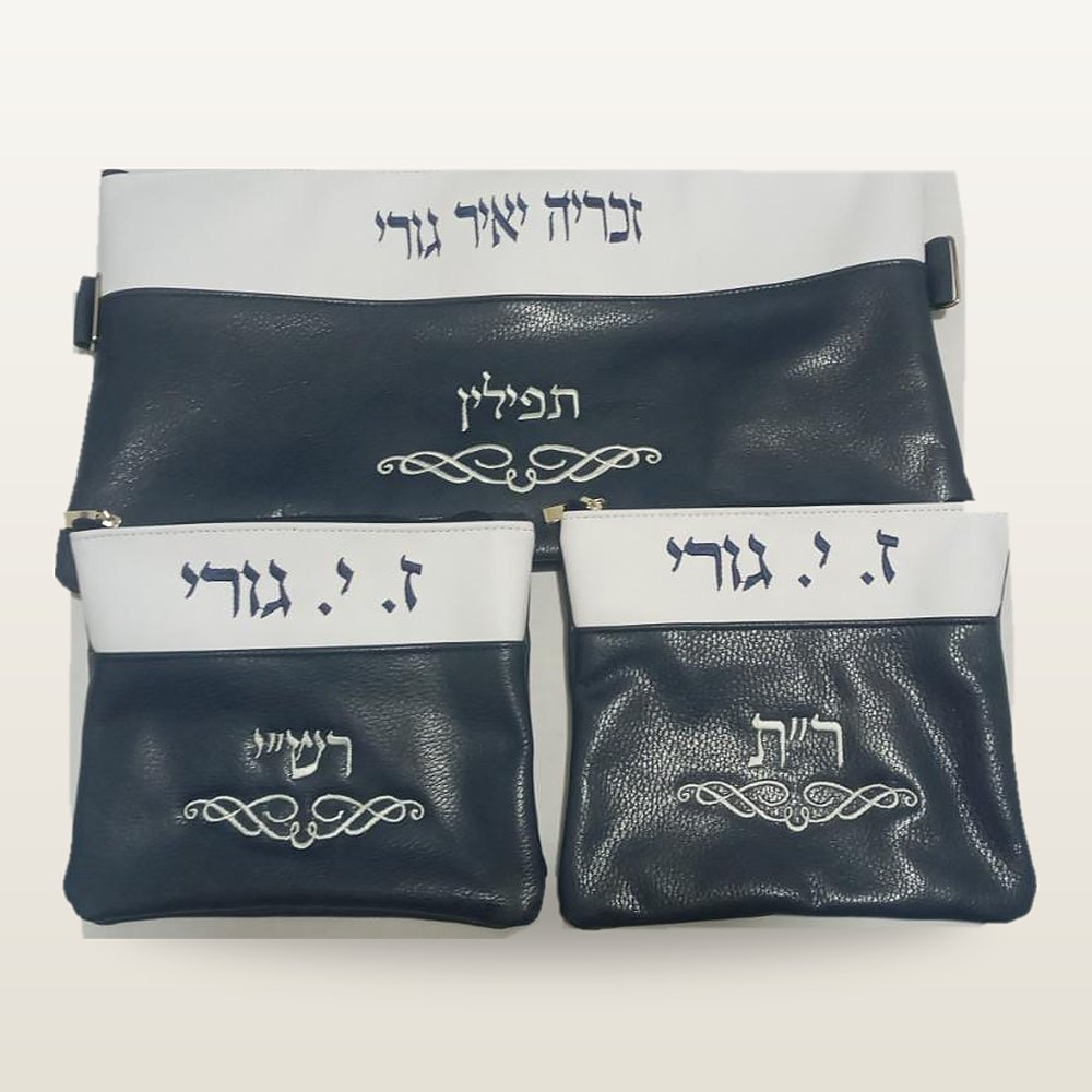 סט טלית ותפילין משלושה חלקים בעור כחול, עם חלק עליון בהיר ועיטורים רקומים בחוט לבן-כסוף