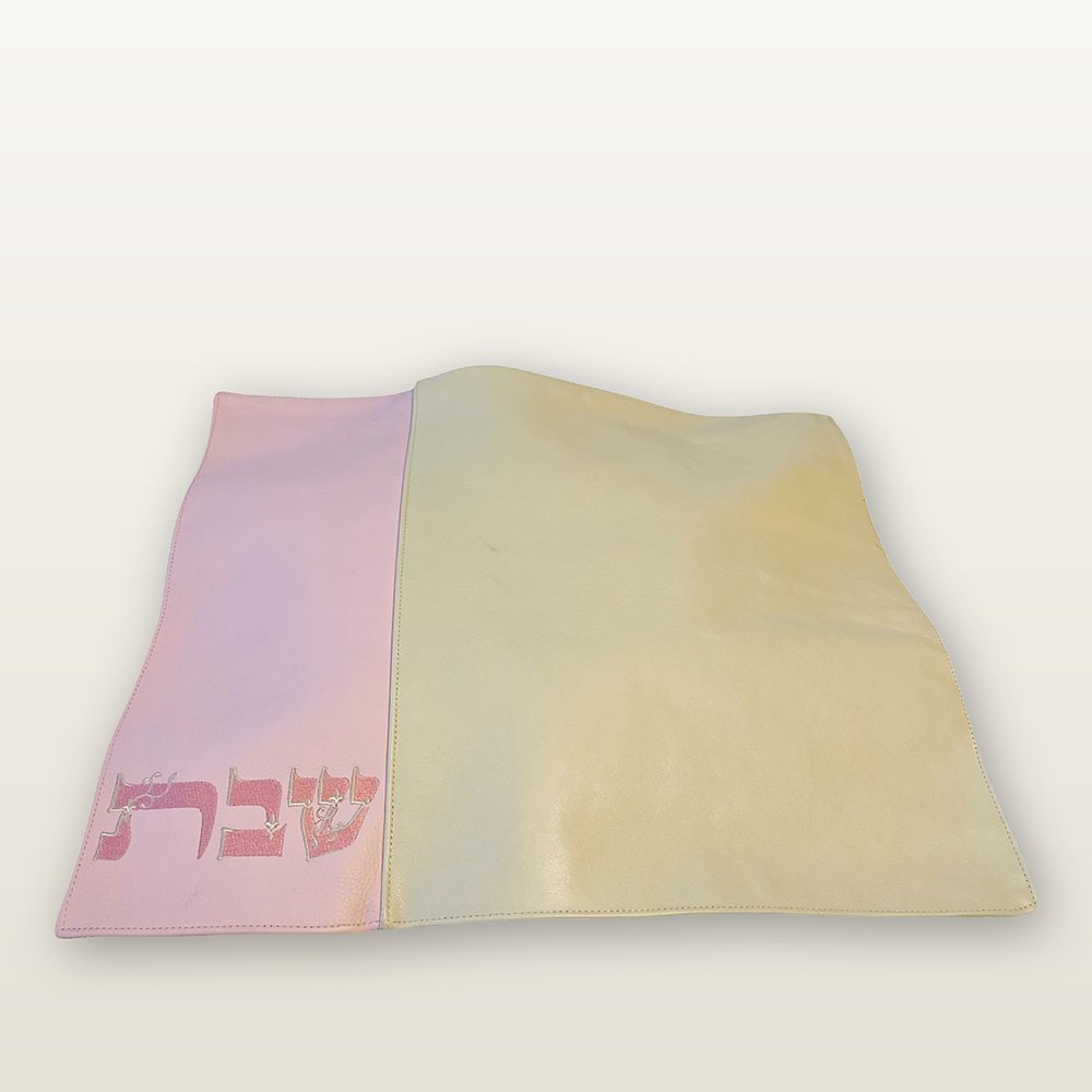 כיסוי חלה מעור בוורוד רך ושמנת, עם המילה שבת רקומה בוורוד על הפס הוורוד