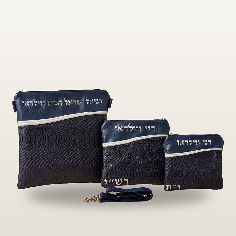 תיק טלית ושני נרתיקי תפילין מעור כחול-לילה בטקסטורת נחש, רקמת כסף, פס לבן ורצועת כתף