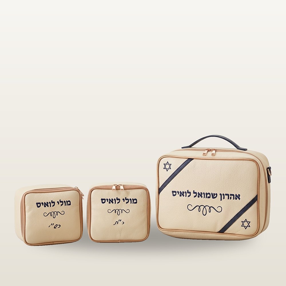 תיק טלית ושני נרתיקי תפילין מעור בצבע שמנת, מגני דוד ופסים אלכסוניים בכחול ורקמה בכחול כהה