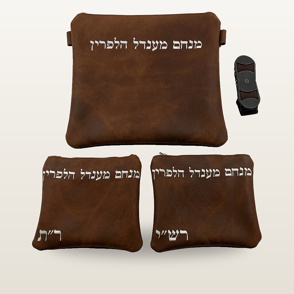 תיק טלית ושני נרתיקי תפילין מעור חום עם רקמת שם בהירה וסימון רש״י ור״ת