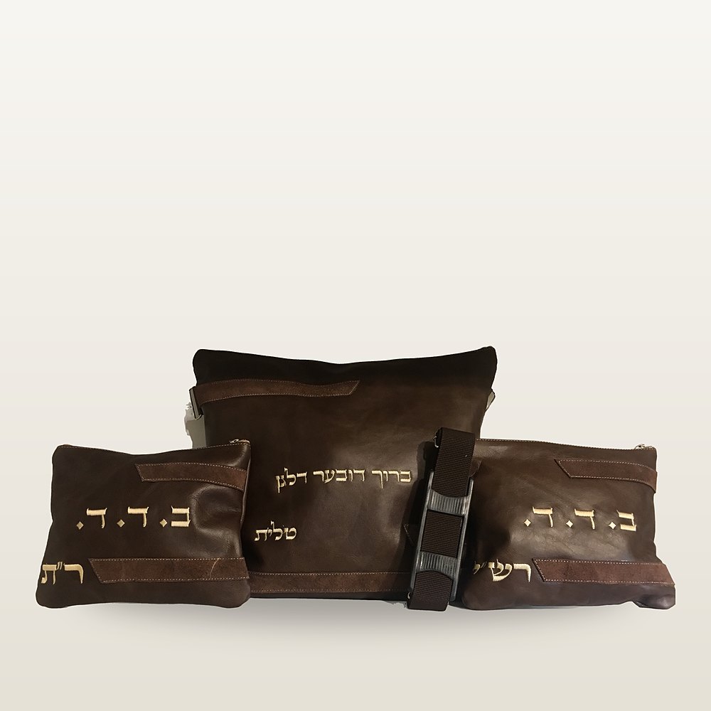 תיק טלית ושני נרתיקי תפילין מעור חום עם רצועות בגוון חום כהה, רקמה זהובה ורצועת נשיאה חומה