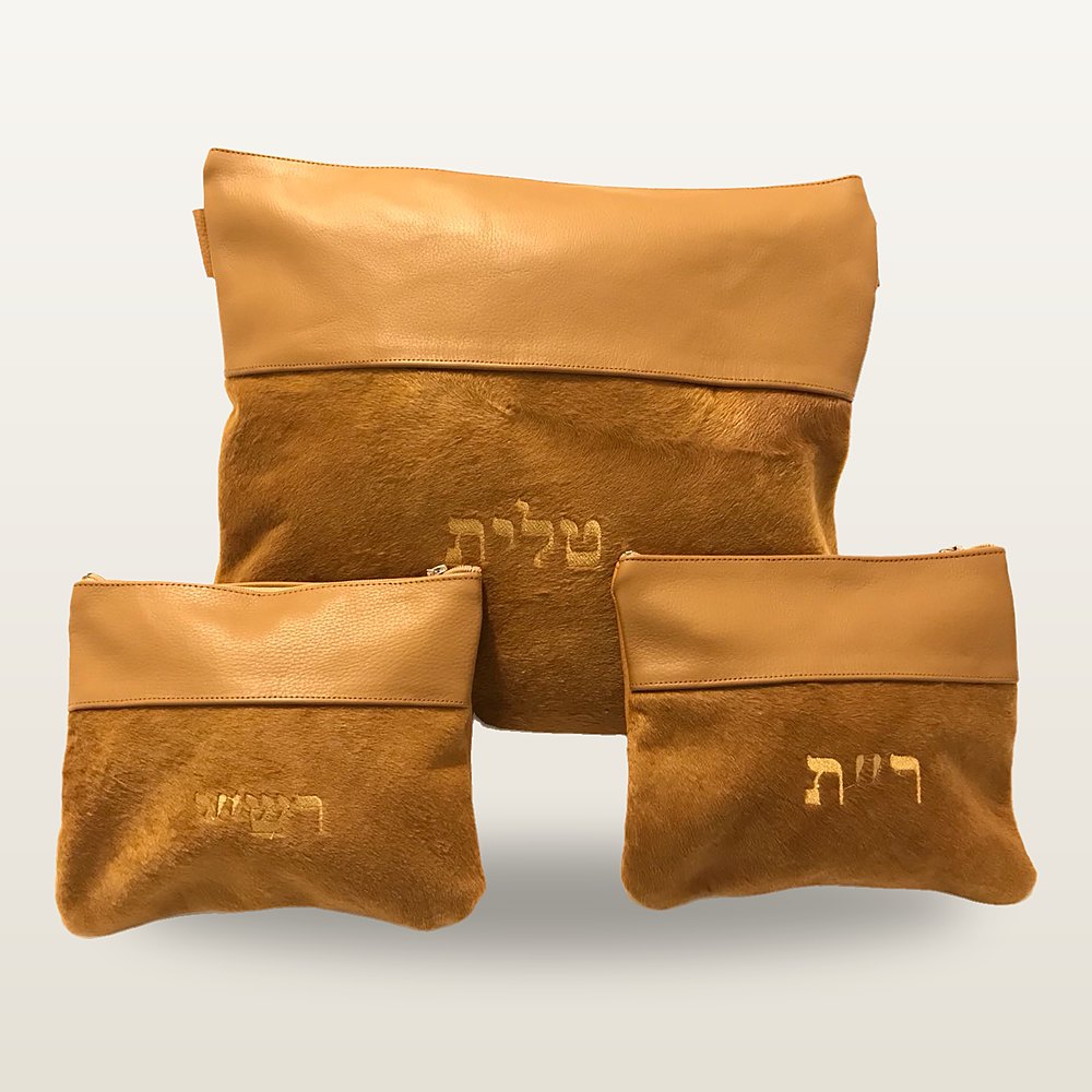 תיק טלית ושני נרתיקי תפילין מעור קאמל בגוון דבש ופרווה, רקמה בגוון זהב: טלית, רש״י ור״ת