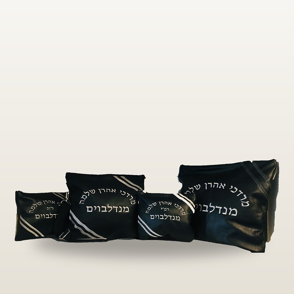 סט טלית ותפילין מעור שחור בארבעה חלקים, עם רקמת אותיות לבנה ופסים אלכסוניים לבנים