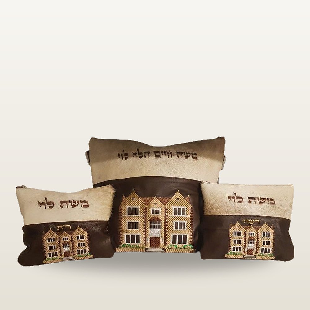 סט טלית ותפילין בשלושה חלקים בגוני שמנת וחום, עם חזית 770 רקומה על כל נרתיק ורקמת שם בחום