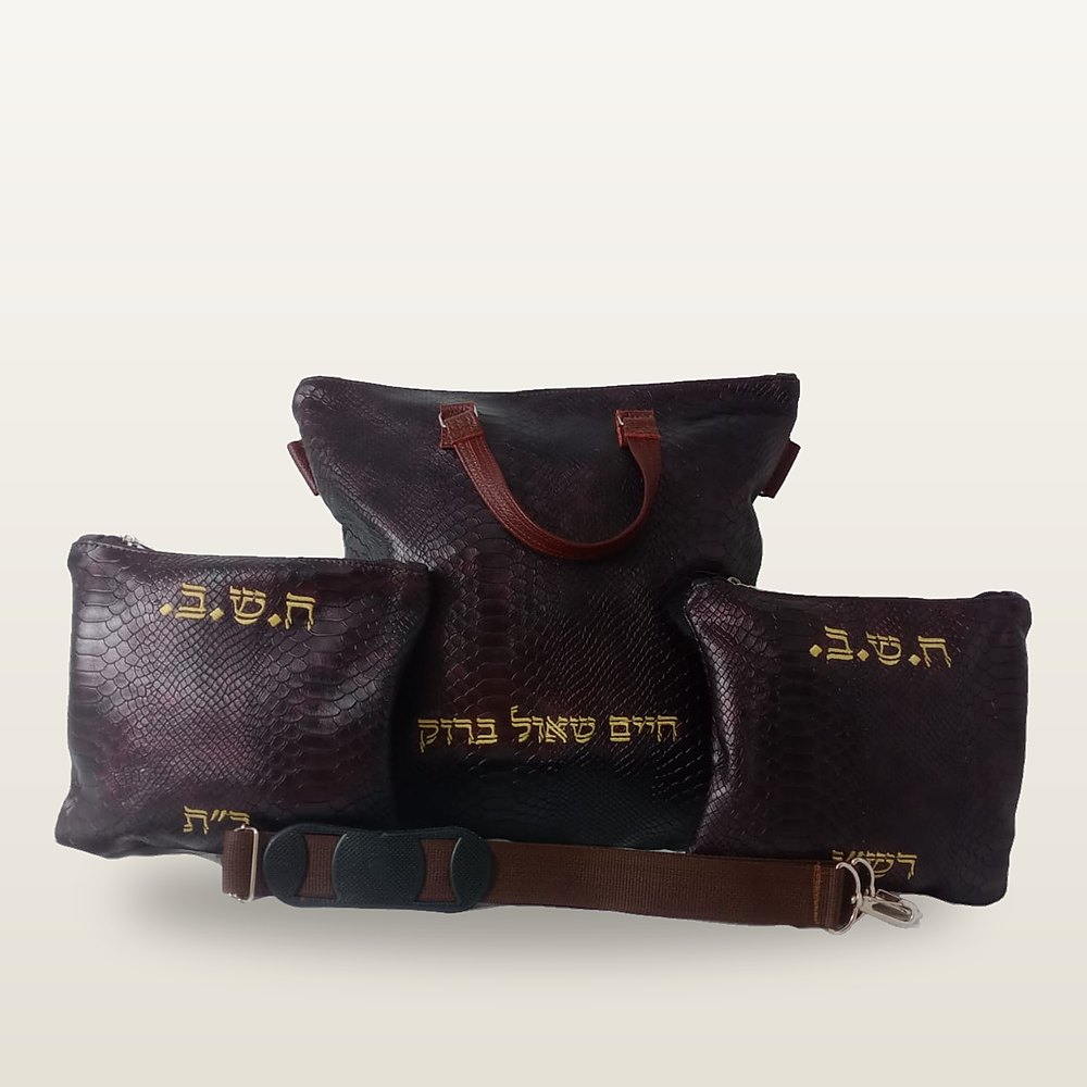 תיק טלית ושני נרתיקי תפילין בקרוקו בורדו עם רקמת זהב, ידיות בגוון קוניאק ורצועת כתף חומה