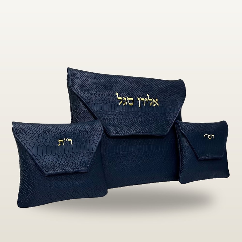 תיק טלית ושני נרתיקי תפילין בקרוקו כחול עמוק עם רקמת זהב, רש״י ורבנו תם