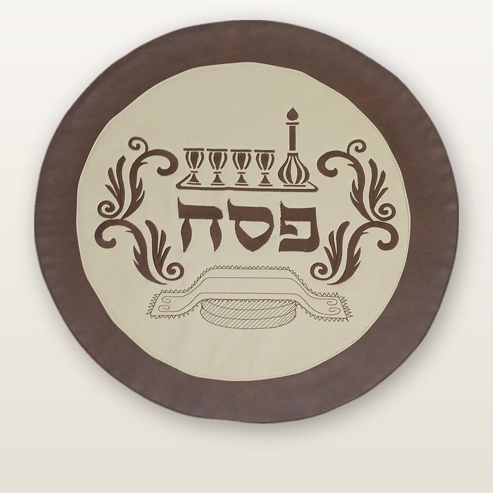 כיסוי מצה עגול, טבעת חום ומרכז שמנת, רקמה חומה של ארבע כוסות, קנקן, עיטורים ומצות