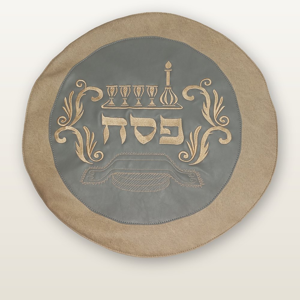 כיסוי מצה עגול, מרכז עור אפור בטבעת בז', רקמת זהב של ארבע כוסות, קנקן והכיתוב פסח