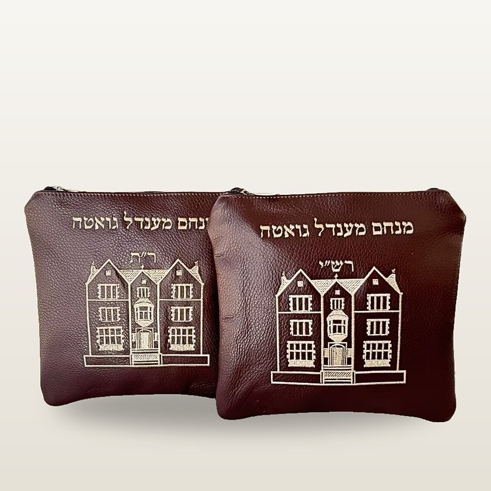 שני תיקים תואמים בעור בגוון יין עמוק עם חזית ה־770 ברקמה בהירה ורוכסן עליון