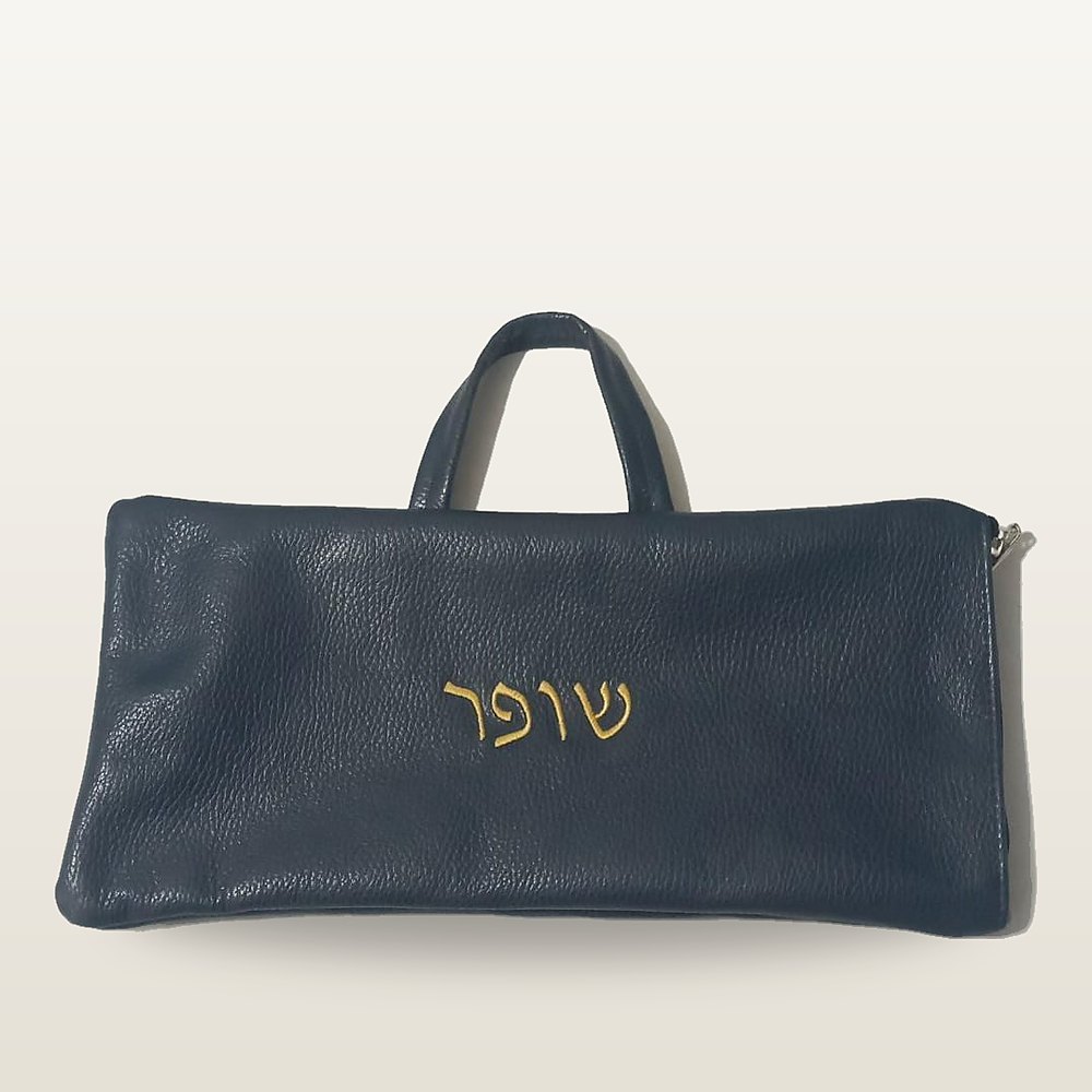 כיסוי לשופר מעור ארגנטינאי משובח בכחול עמוק, עם ידית עליונה, רוכסן צדדי ורקמת זהב של המילה שופר