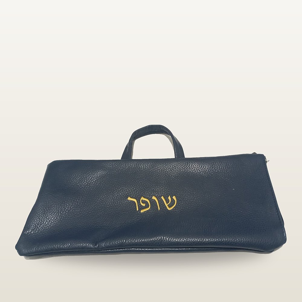 נרתיק לשופר מעור בכחול עמוק עם ידית עליונה ורקמת המילה שופר בחוט זהוב