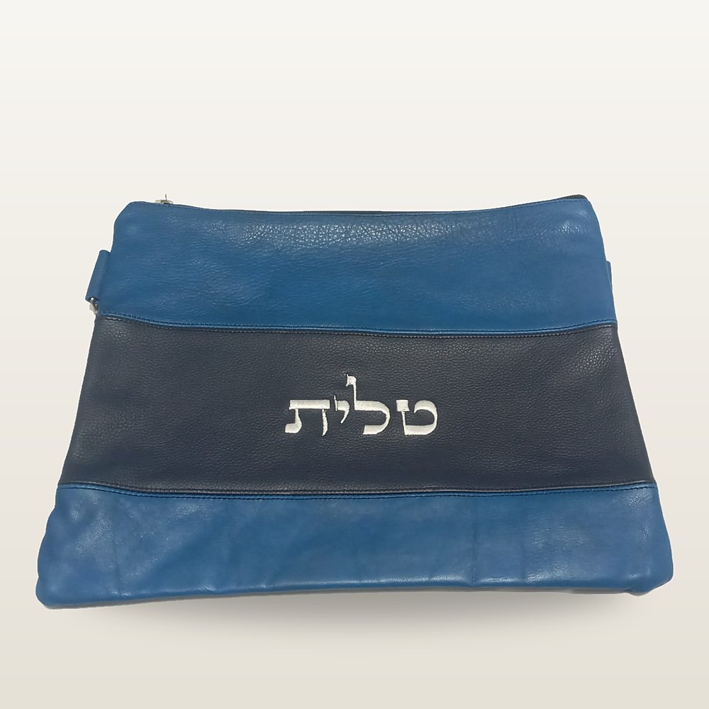 תיק טלית מעור ארגנטינאי משובח בכחול, עם פס רחב בכחול-לילה ורקמה לבנה באותיות עבריות