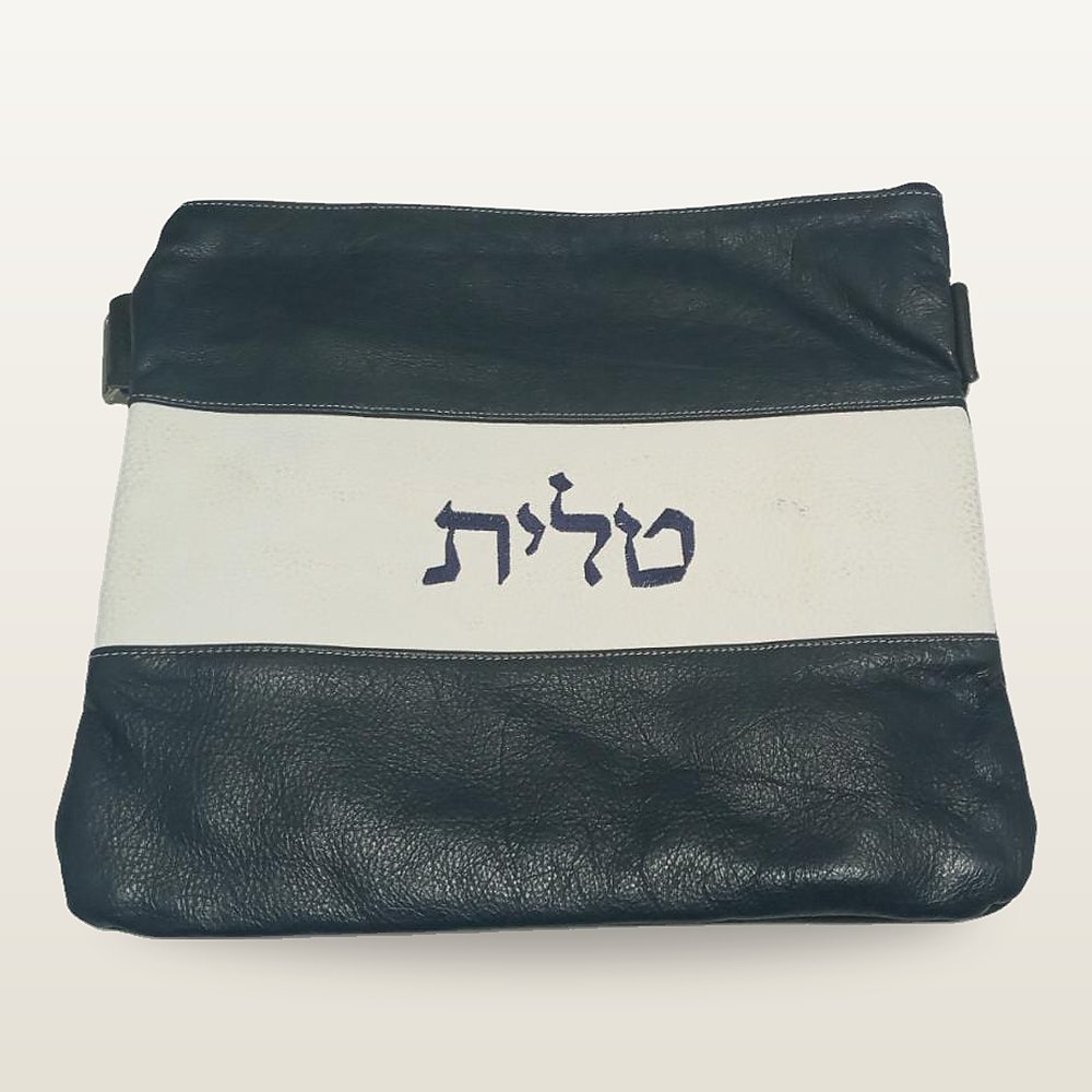 תיק טלית מעור ירוק כהה עם פס לבן במרכז ורקמת המילה טלית בחוט כחול כהה