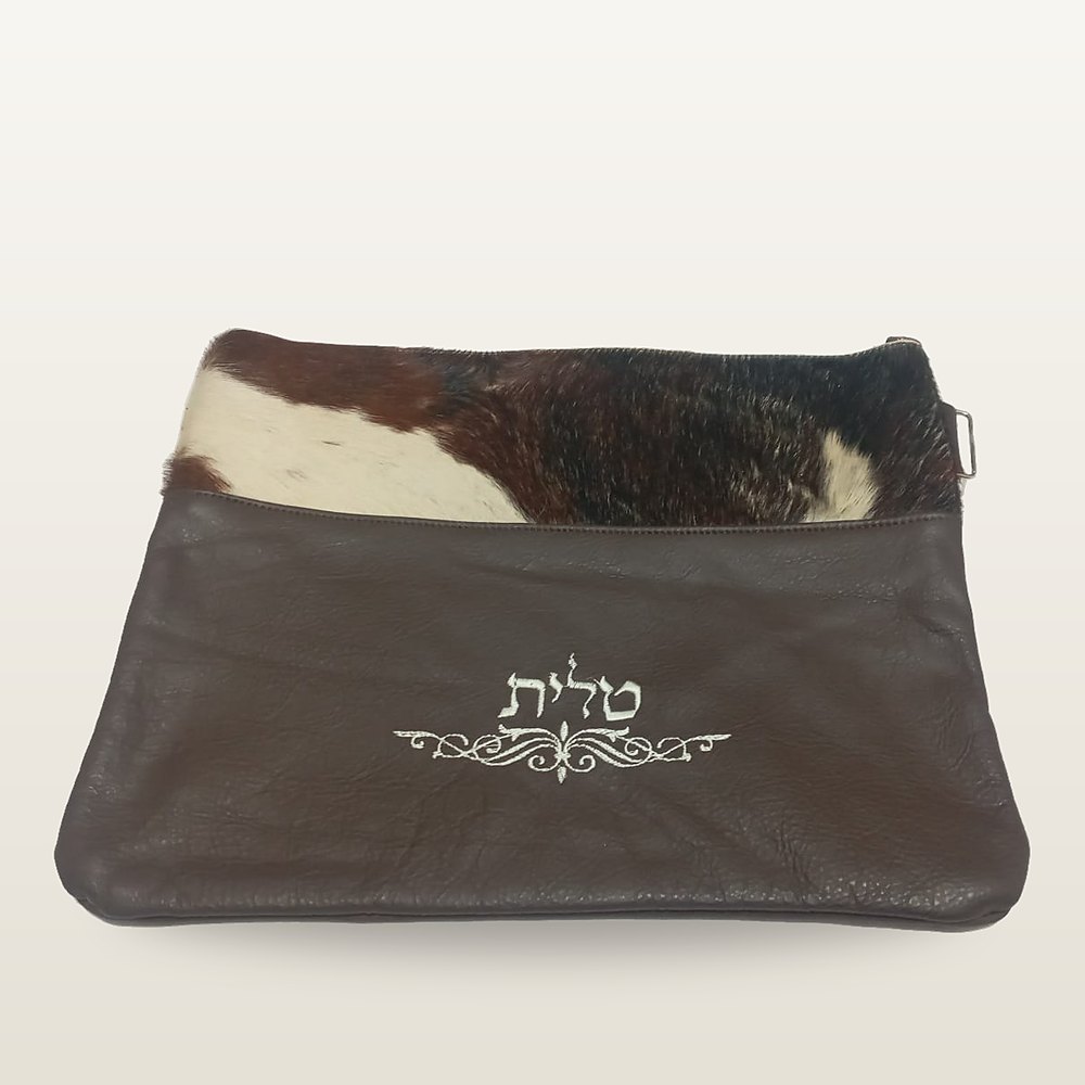 תיק טלית מעור חום עם רצועת פרווה טבעית בגווני חום, שחור ושמנת ורקמה בהירה של המילה טלית
