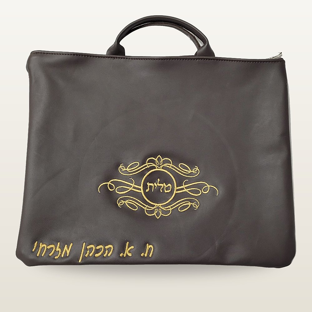 תיק טלית מעור חום כהה עם ידיות נשיאה ומדליון רקמת זהב מסולסל ובמרכזו המילה טלית