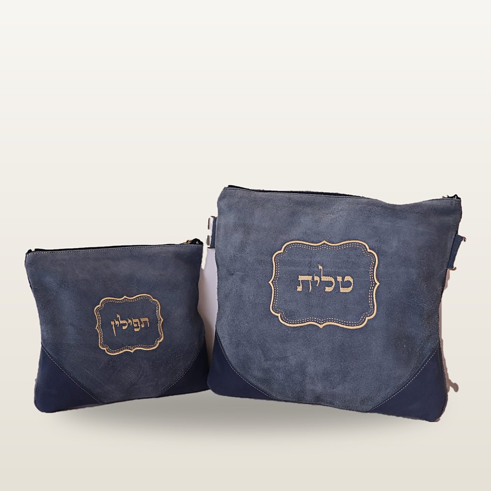 סט דו־חלקי של תיק טלית ונרתיק תפילין מזמש בגוון כחול־אפור, פינות כהות ומסגרות עיטור רקומות בזהב