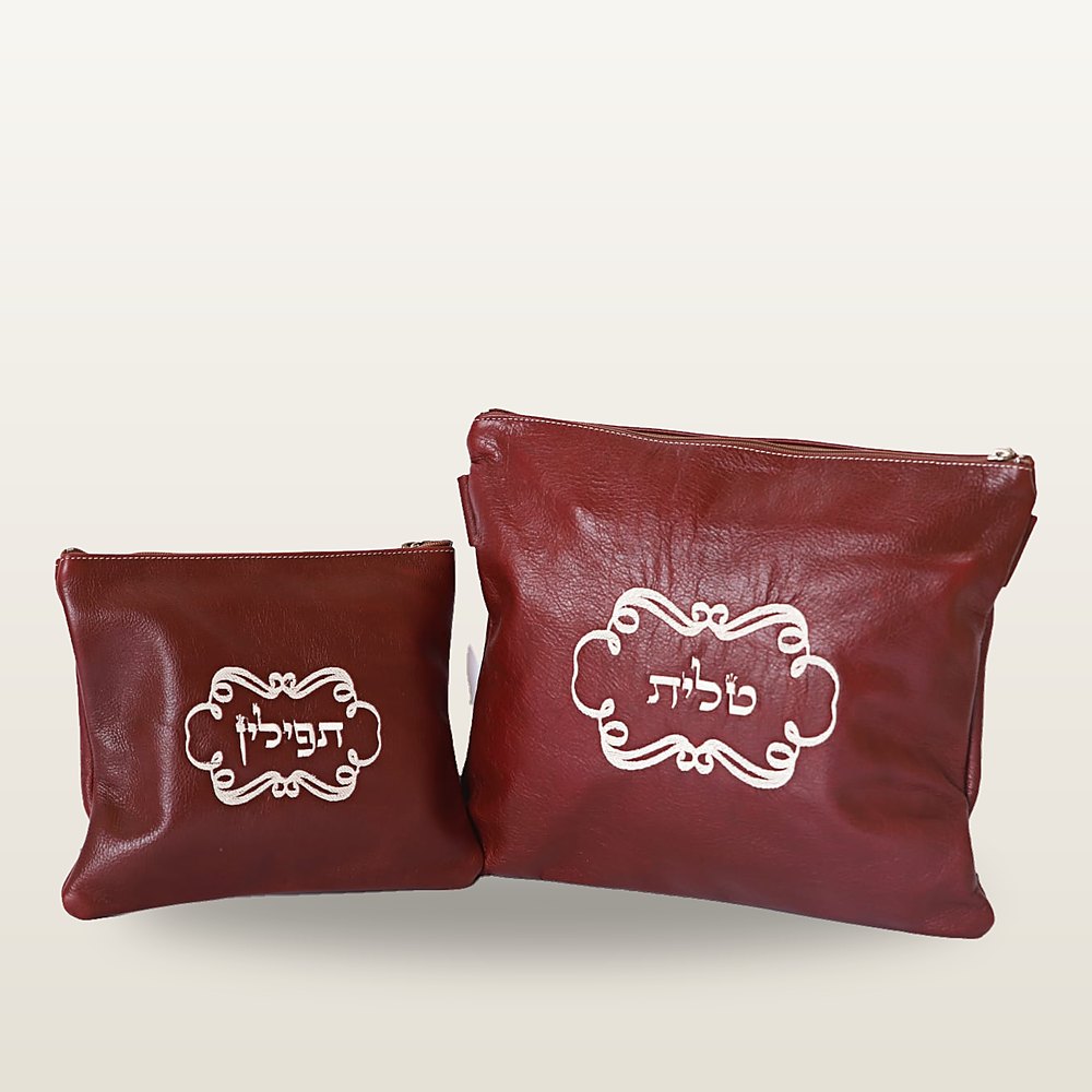 סט דו־חלקי של תיק טלית ונרתיק תפילין מעור בגוון יין, עם מסגרות מעוגלות רקומות בחוט שמנת