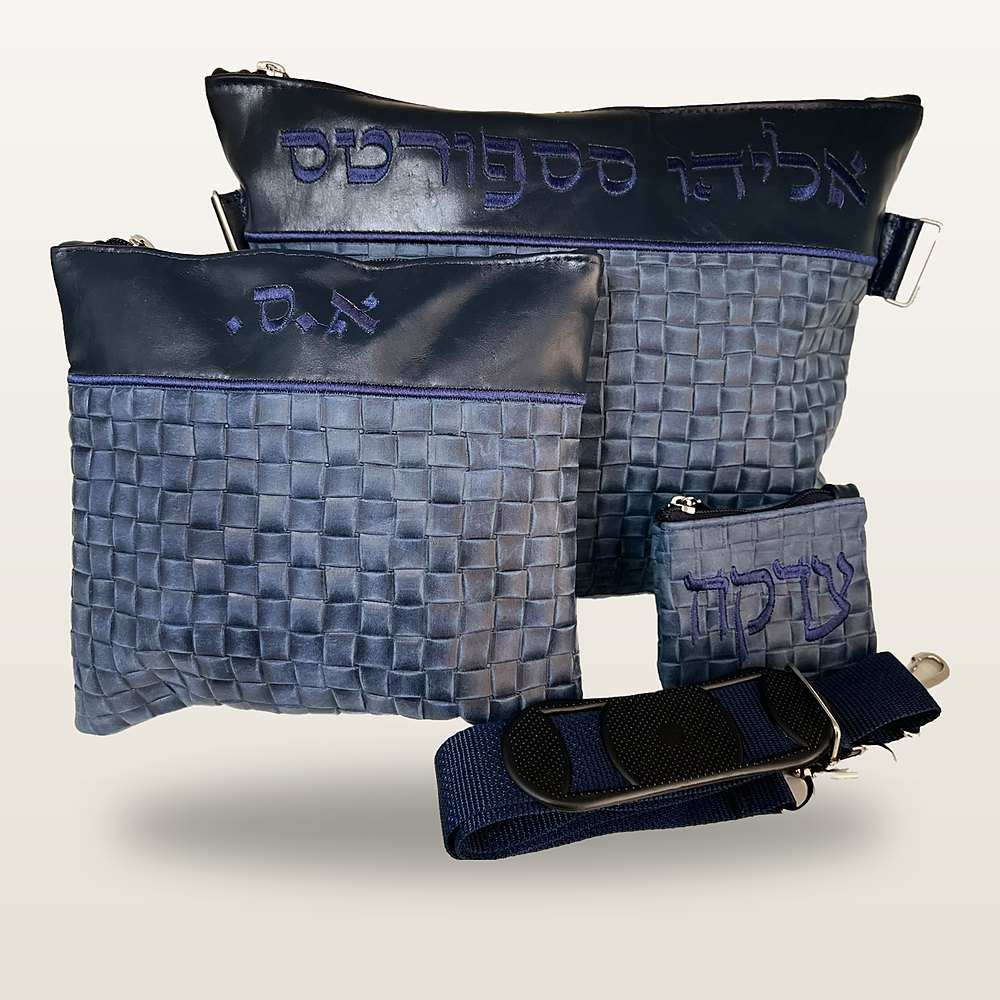 תיק טלית ונרתיק תפילין מעור ארוג בגווני כחול, חלק עליון כחול כהה, רקמה כחולה, כיס קטן ורצועת כתף