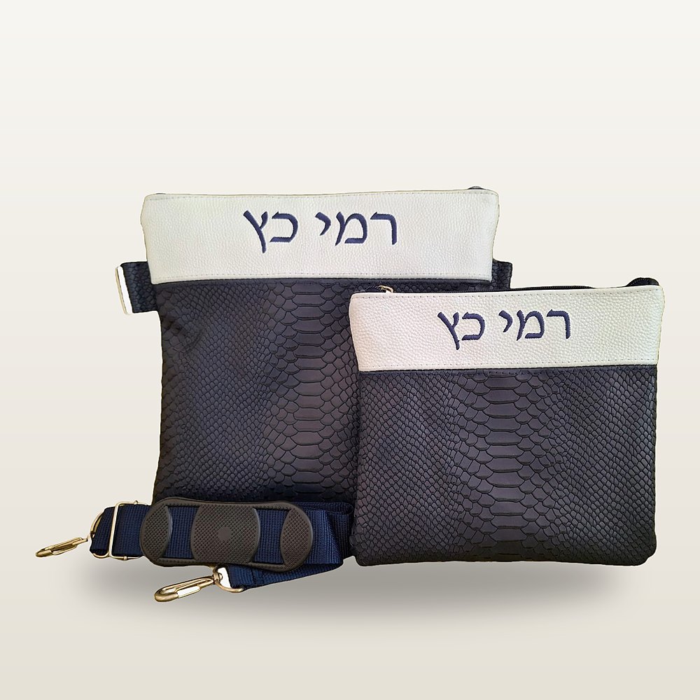 תיק טלית ונרתיק לתפילין בעור דמוי נחש כחול, דשים בהירים, רקמת שם כחולה ורצועת כתף
