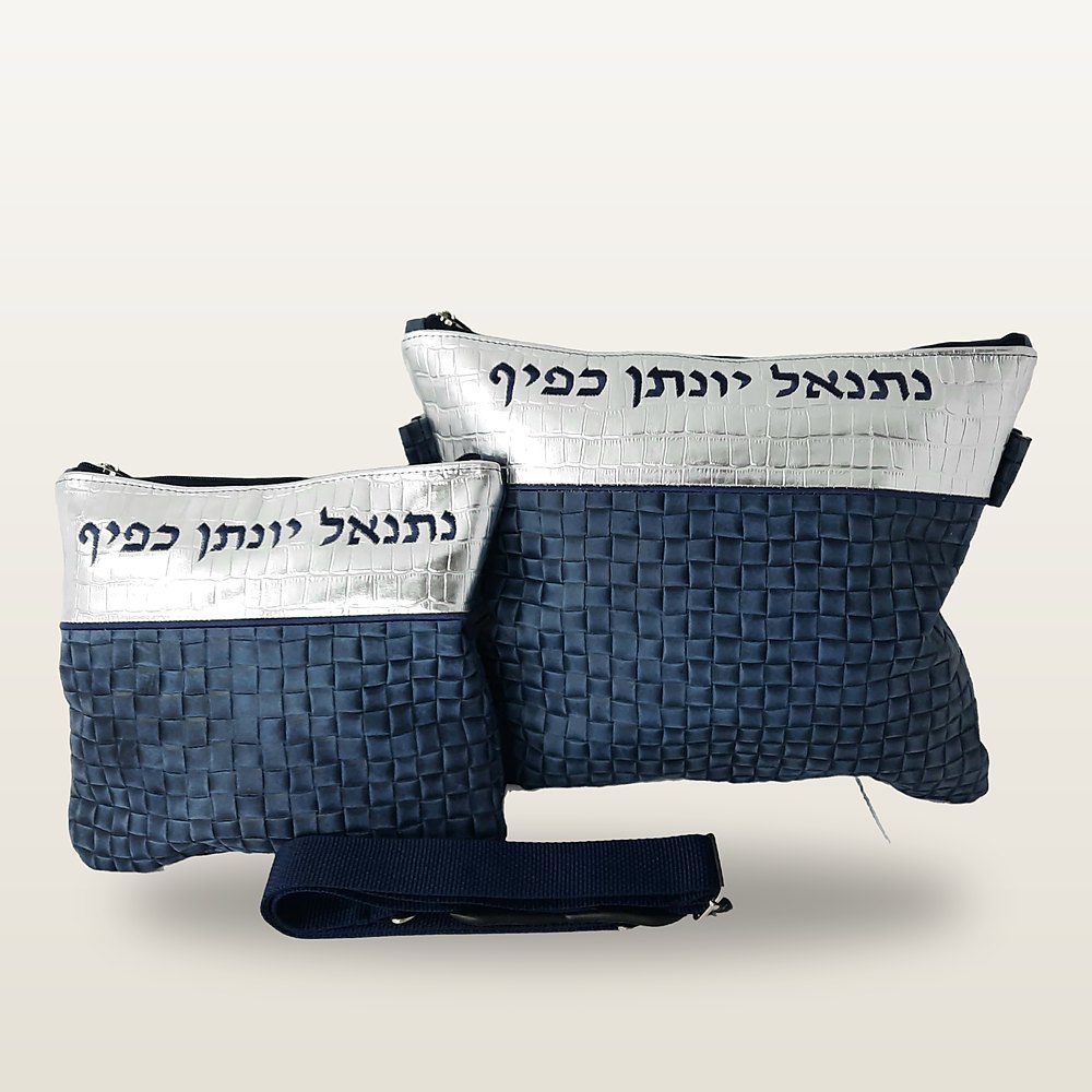 סט דו־חלקי: תיק טלית ונרתיק תפילין מעור ארוג בכחול, רצועת כסף במרקם קרוקו עליונה ורקמת שם בכחול