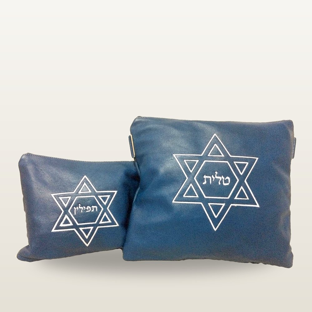 תיק טלית ונרתיק תפילין מעור כחול, עם מגני דוד רקומים בלבן ובמרכזם כיתוב עברי